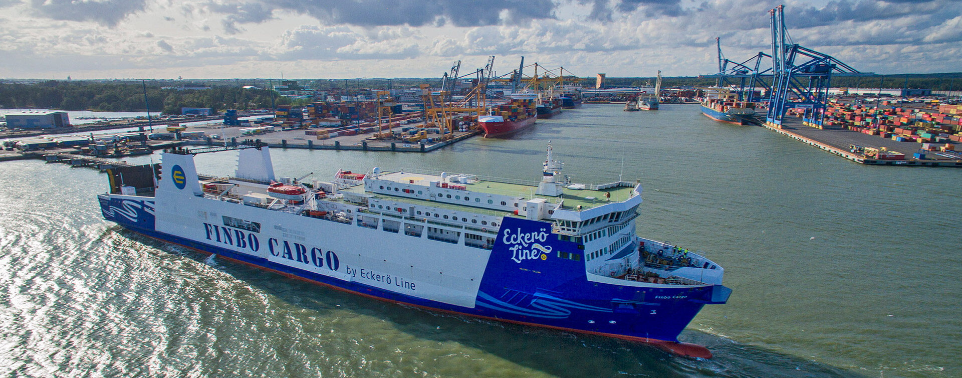 Finbo Cargo Vuosaaren sataman edustalla.