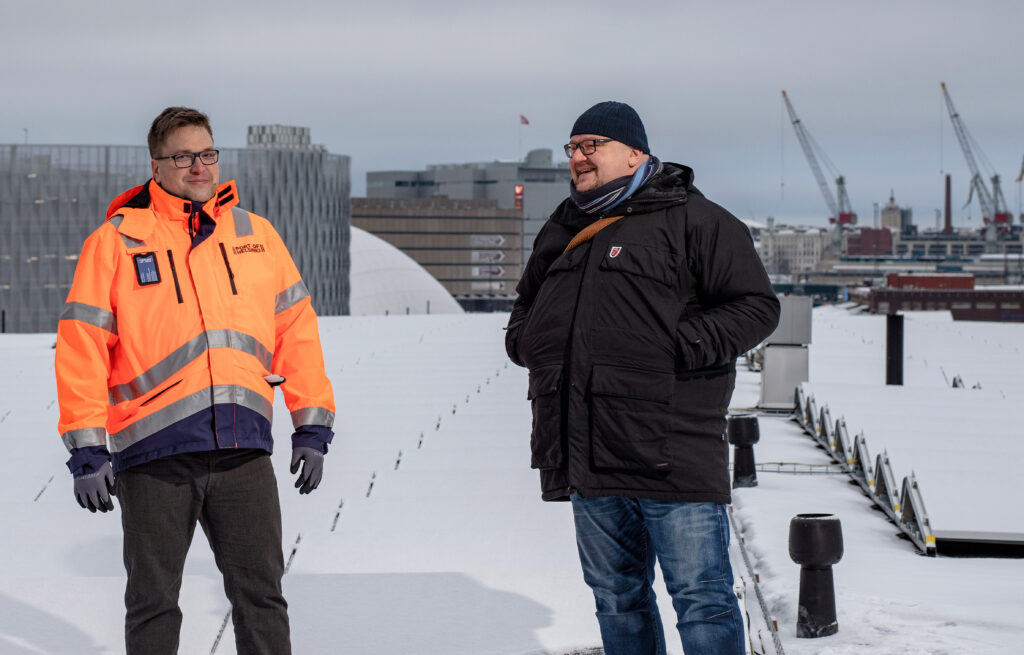 Kehityspäällikkö Jani Lindroos ja kiinteistöpäällikkö Joni Nyholm Länsiterminaali 2 katolla.