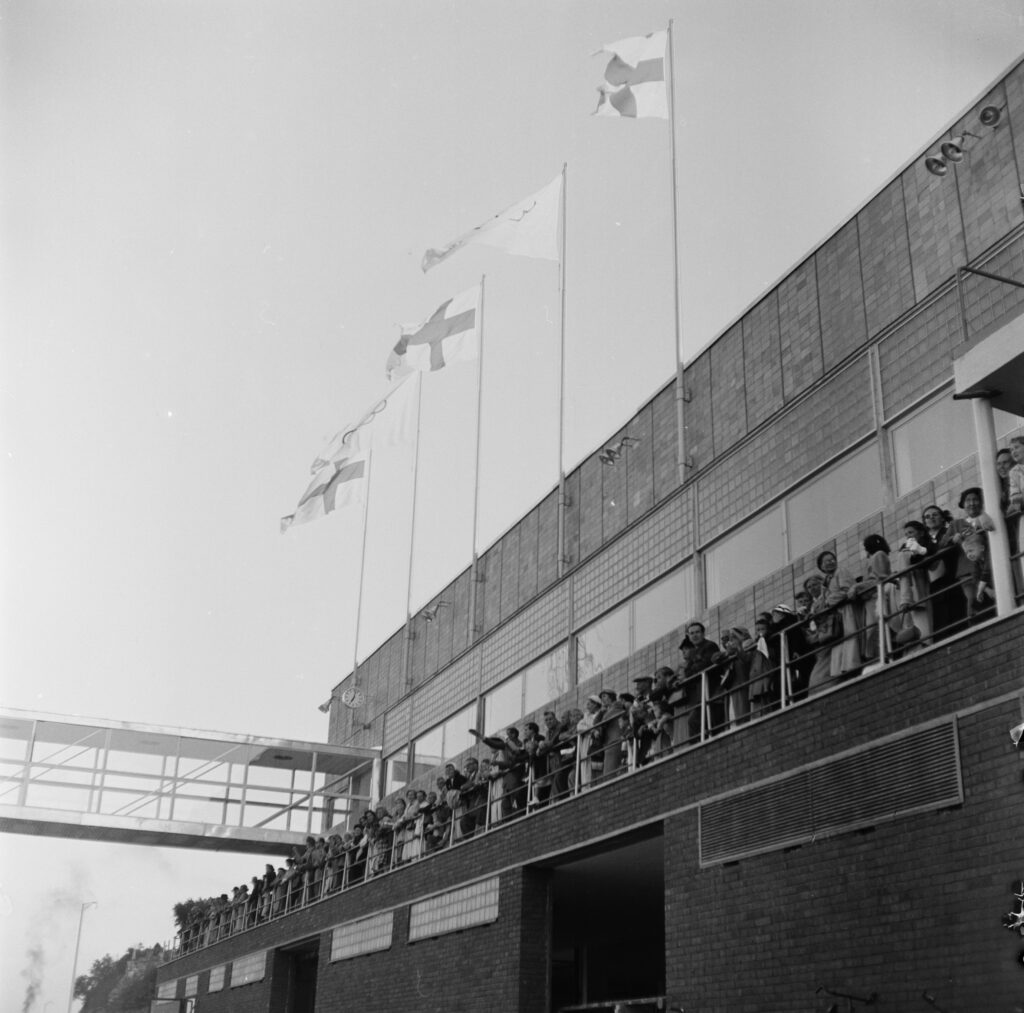 Höyrylaiva s/s Aallotar (II) saapuu ensimmäisen kerran Helsinkiin 19.6. 1952. Vastaanottajia Eteläsatamassa Olympiapaviljongin terassilla.