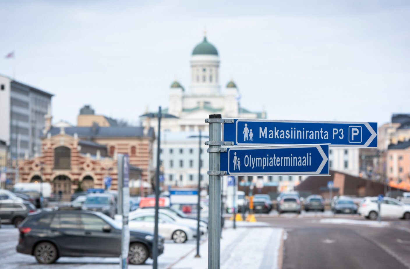 Helsingin Eteläsatamaa taustallaan Tuomiokirkko ja etualalla kyltti , joka ohjaa Olympiaterminaalille.
