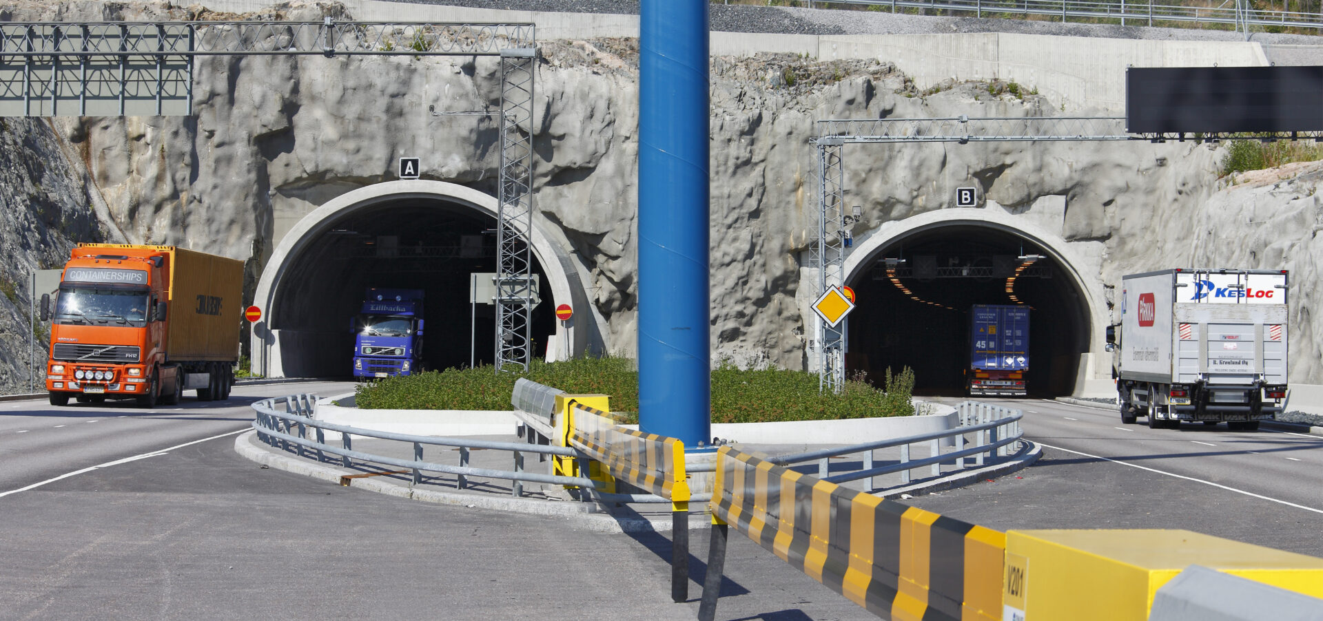 Kahden tietunnelin suuaukot.