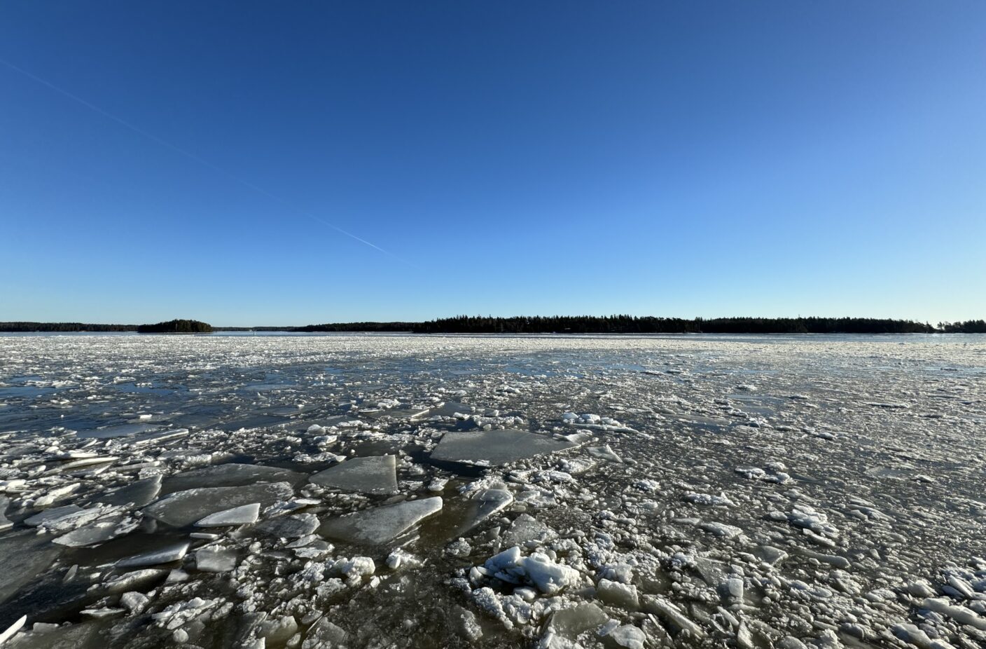 Jäätä meressä.