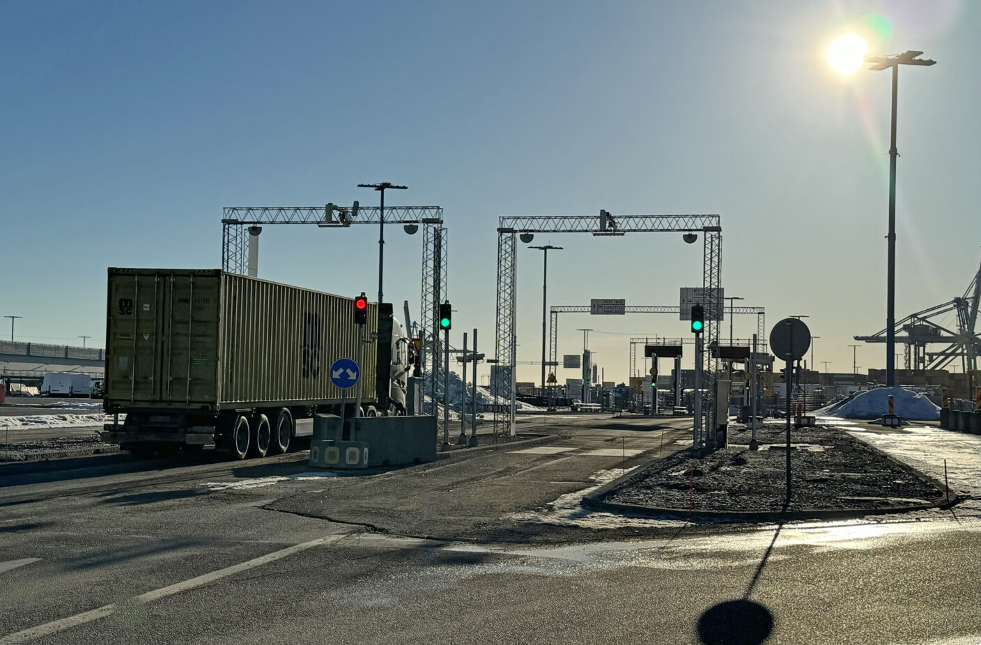 Rekka ajaa sisään Vuosaaren Sataman A-portista.