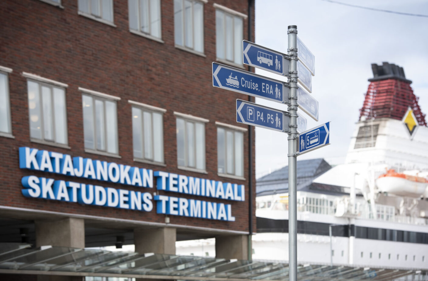 Tienviittoja Katajanokan laivaterminaalin edustalla.