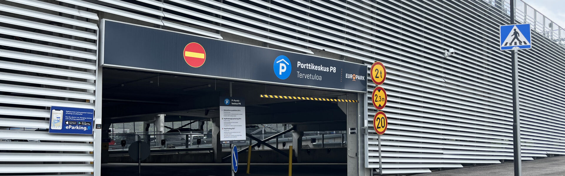 Pysäköintitalon sisäänajo.