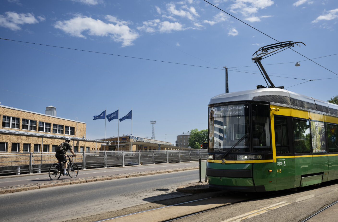 Raitiovaunu Olympiaterminaalin edessä.