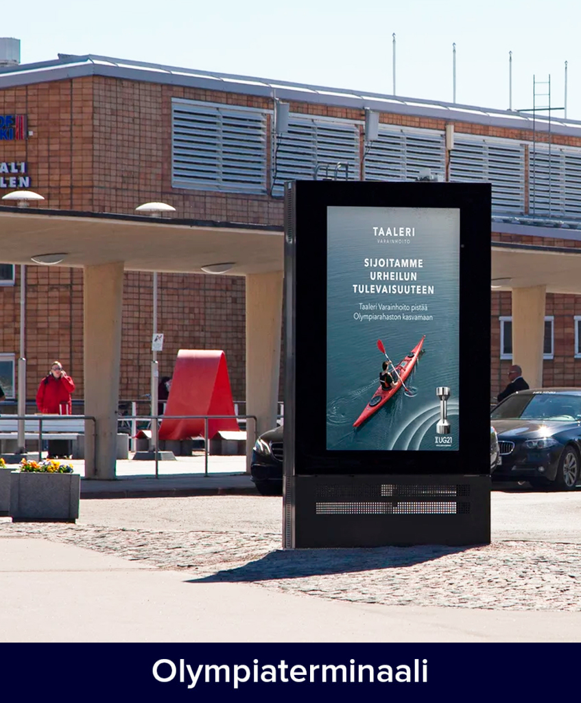 Digitaalinen mainosnäyttö terminaalin edustalla.