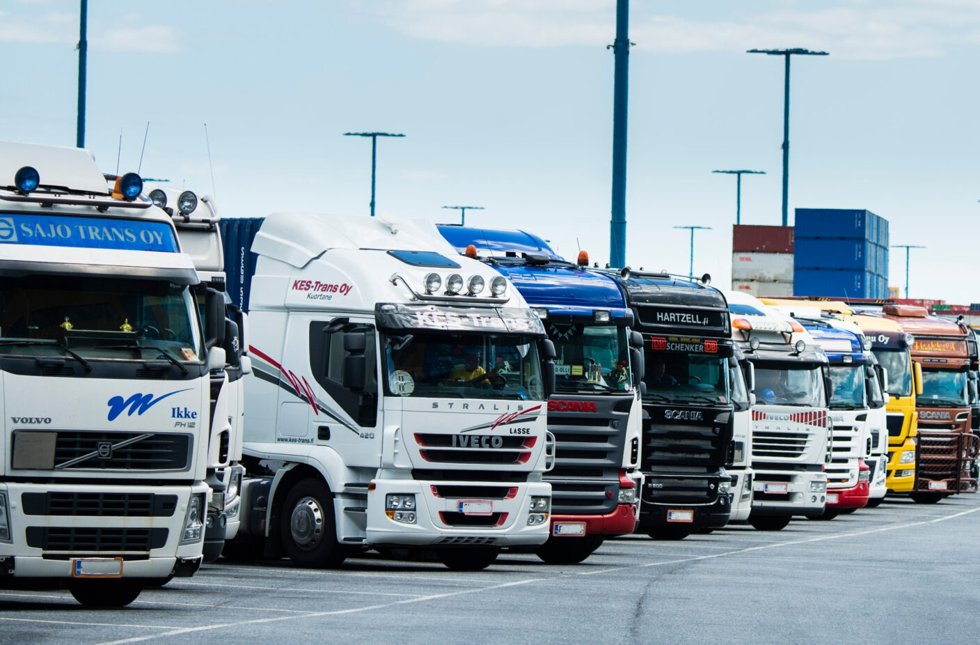 Rekkoja pysäköitynä.