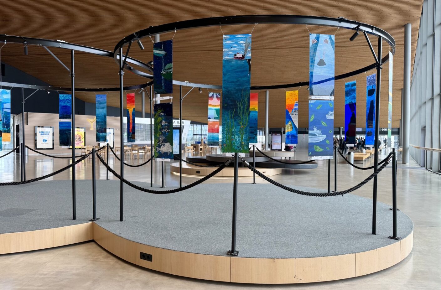 Länsiterminaali 2:sen lähtöaulassa oleva pop up-tila, jossa on esillä oppilaiden maalauksia.