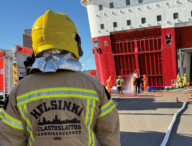 Helsingin pelastuslaitoksen henkilö onnettomuusharjoituksessa laiturialueella.